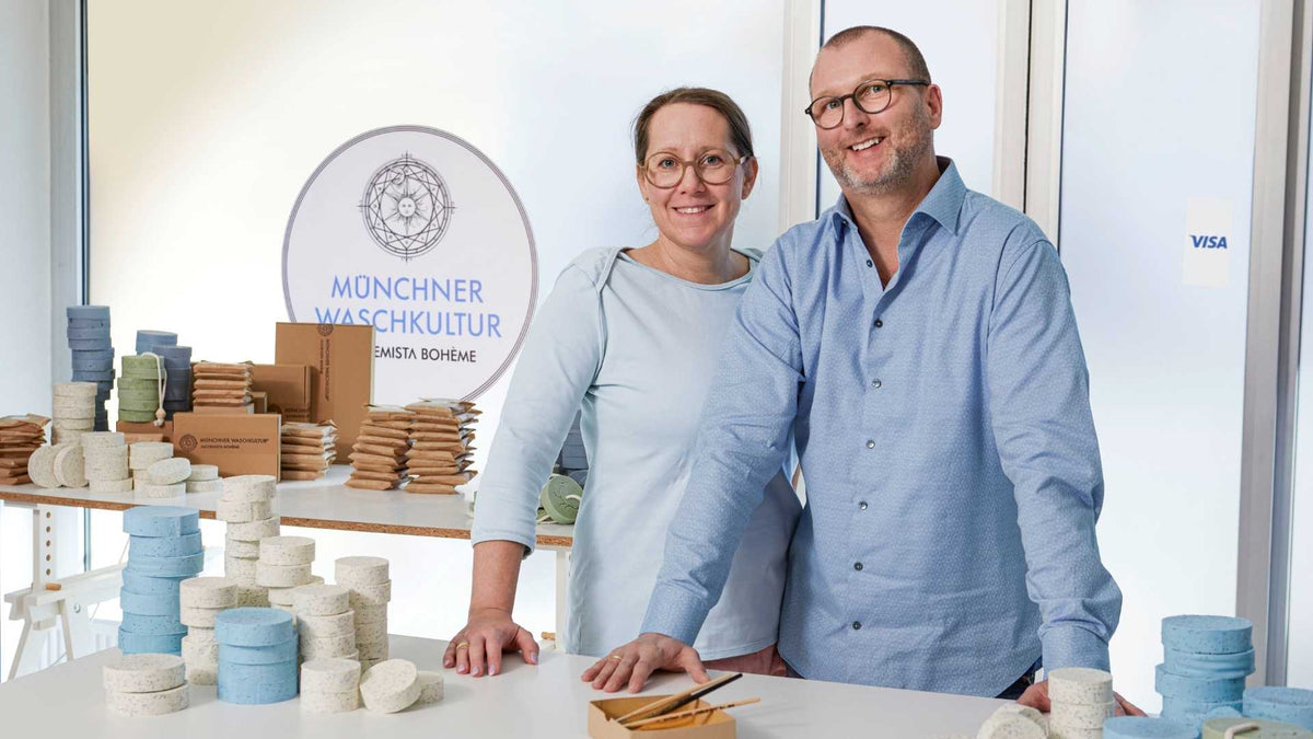 Video laden: In diesem Video wird Sophia und Daniel Wagner mit Ihrer Seifenmanufaktur vorgestellt. Diese Video wurde für Visa produziert.